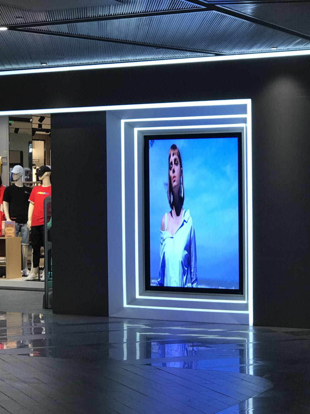 鄭州某服裝品牌戶內高清全彩LED屏幕