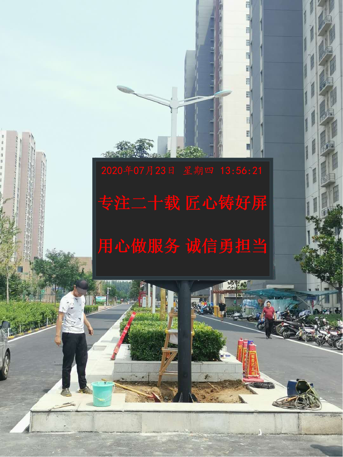 鄭東某社區室外P10單色LED信息立柱屏